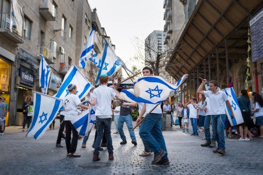 kids-with-israeli-flags-jerusalem-e1462905834686
