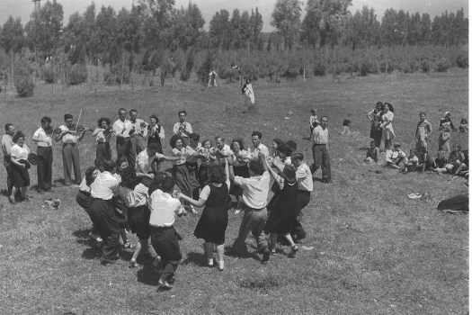 1920px-A_FOLK_DANCE_TROUPE_IN_KIBBUTZ_DALIA._להקת_מחול_מופיעה_בקיבוץ_דליה.D12-072 (1)